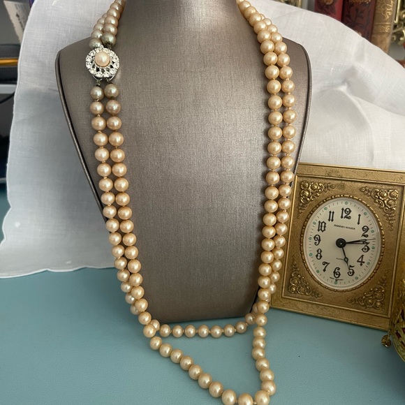 TWO STRANDS OF VINTAGE CRÈME PEARLS WITH RHINESTONE CLASP - Picture 4 of 12